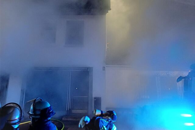 Starke Rauchentwicklung bei einem Kellerbrand in Wetter (Ruhr).