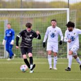 Sinsen im Vorwärtsgang: Nils Viefhaus treibt den Ball. Unter dem Strich ist der VfL Senden aber die bessere Mannschaft auf der Bezirkssportanlage.