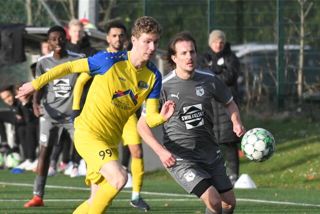 Die Spvg Schwerin (gelbe Trikots) und der SV Westfalia Huckarde (grau) belegen nach dem 25. Spieltag  der Bezirksliga-Staffel 10 weiterhin die Ränge vier und drei.