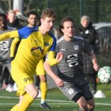 Die Spvg Schwerin (gelbe Trikots) und der SV Westfalia Huckarde (grau) belegen nach dem 25. Spieltag  der Bezirksliga-Staffel 10 weiterhin die Ränge vier und drei.