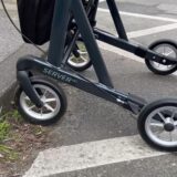 Rollator steht vor einem Bürgersteig