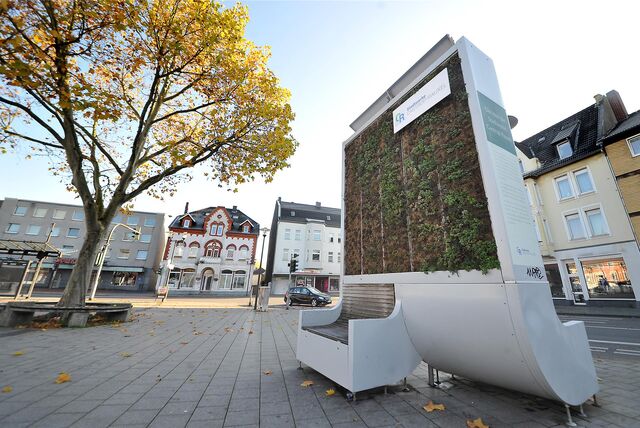 Der City Tree auf dem Bahnhofs-Vorplatz: Er hatte mal bessere Zeiten als heute, so wie auf diesem Bild von 2019. Aber die Mooswand hat nie richtig funktioniert.