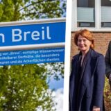 In Polsum erklärt ein neues Legendenschild der Marler Bürgerstiftung die Bedeutung des Straßennamens „Im Breil“.