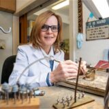 Goldschmiedin Christiane Kühler lötet einen Grimme-Preis. Bei der komplizierten Konstruktion ist Fingerspitzengefühl gefordert.