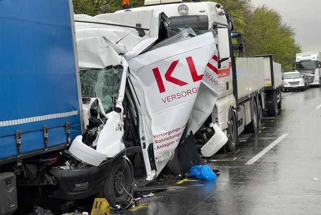 Ein völlig deformierter weißer Transporter zwischen zwei Lkw auf der A2 bei Recklinghausen.