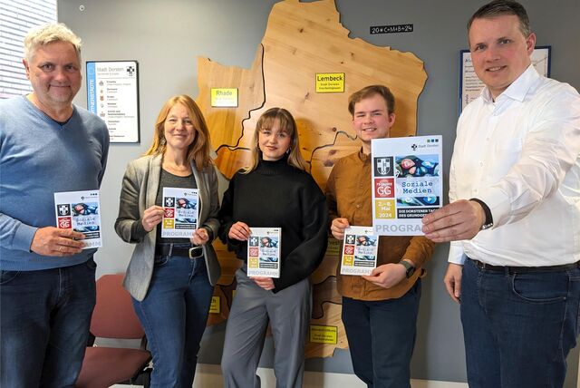 Freuen sich auf die Dorstener Tage des Grundgesetzes: Joachim Thiehoff (Leiter Büro für Bürgerengagement, Ehrenamt und Sport), Dr. Kathrin Pieren (Leiterin Jüdisches Museum). Svenja Busch und Dean-Justin Klein (beide Jugendgremium) sowie Bürgermeister Tobias Stockhoff.