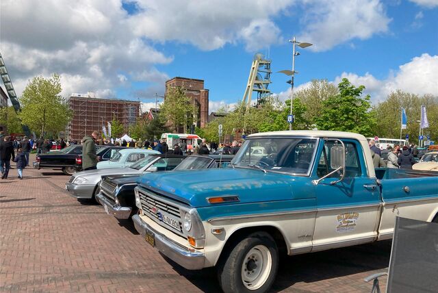Verschiedene Oldtimer stehen auf dem Doncaster Platz in Herten-Süd. Im Hintergrund sind Gebäude der Zeche Ewald zu erkennen.