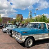 Verschiedene Oldtimer stehen auf dem Doncaster Platz in Herten-Süd. Im Hintergrund sind Gebäude der Zeche Ewald zu erkennen.