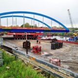 Eine Baustelle, in der Mitte eine blaue Brückenkonstruktion