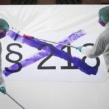 Zwei weibliche Aktivistinnen streichen symbolisch den Paragrafen 218 durch.