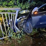 Ein BMW-Fahrer soll einen Audi-Fahrer von der Straße abgedrängt und einen Unfall verursacht haben.