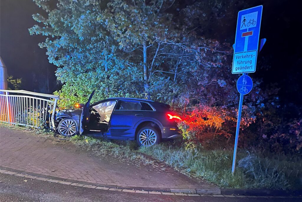 Auto landet nach Unfall im Graben