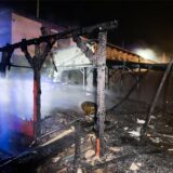 Das Foto zeigt die verkohlten Überreste eines Carports, der am 18. April 2024 in Herten-Scherlebeck in Brand geraten war.