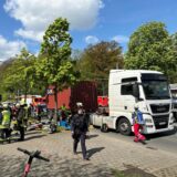 Ein Sattelzug steht an der Unfallstelle an der Kreuzung Evinger Straße / Kemminghauser Straße in Dortmund.