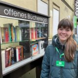 RZ-Autorin Janka Hardenacke steht vor dem offenen Bücherregal am Gasthaus in Recklinghausen.