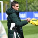 Sebastian Kehl klatscht mit Julian Brandt ab.