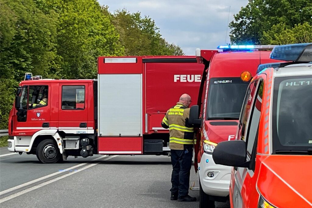 Feuerwehrfahrzeuge versperren die Straße. Feuerwehrfahrzeuge versperren die Straße.