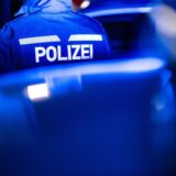 Ein Polizist von hinten.