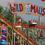 Besucher fahren auf der Maikirmes in Remscheid mit dem Fahrgeschäft „Wilde Maus“.