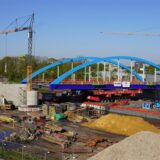Eine Brücke wird am Kanal zu den Widerlagern geschwommen.
