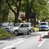 Ein silberner Pkw steht auf der Böschung der Halterner Straße in Recklinghausen. Türen und Kofferraum stehen auf. In der Front ist eine Beule zu sehen.