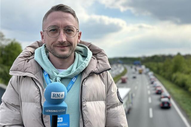 Philipp Pohl steht auf einer Autobahnbrücke.