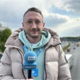 Philipp Pohl steht auf einer Autobahnbrücke.