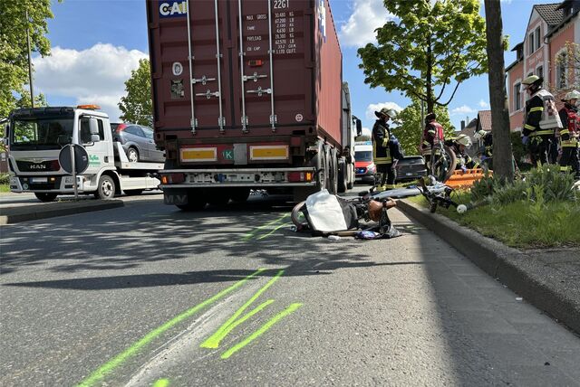 Das Fahrrad der verstorbenen 73-Jährigen liegt an der Unfallstelle auf der Evinger Straße in Dortmund neben dem beteiligten Lkw auf der Fahrbahn.