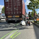 Das Fahrrad der verstorbenen 73-Jährigen liegt an der Unfallstelle auf der Evinger Straße in Dortmund neben dem beteiligten Lkw auf der Fahrbahn.