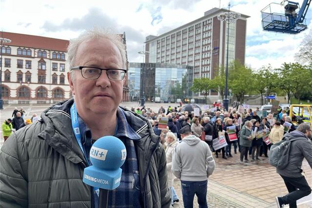 Oliver Volmerich steht auf der Demo.