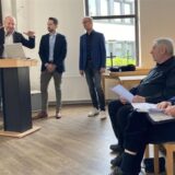 Hitzige Debatte um Fernwärme: Während (v.l.) Dr. Erik Beckedahl, Christoph Mohr und Wolfgang Wenning von E.ON ihre Sicht der Dinge erläutern, bleiben die FIM-Sprecher Jörg Schneider (2.v.r.) und Dr. Albrecht Borchard (r.) skeptisch.