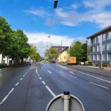 Nach der Verhandlung im Amtsgericht (links am Bildrand) kam es auch in der Nähe des Eurostar-Hotels (rechts) auf der Straße zu einer Schlägerei. Dabei wurden zwei Menschen verletzt.