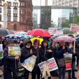 Rund 100 Demonstranten versammelten sich vor dem Dortmunder Rathaus.