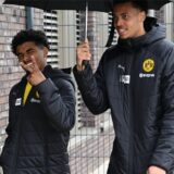 Ian Maatsen und Felix Nmecha gehen nebeneinander her.