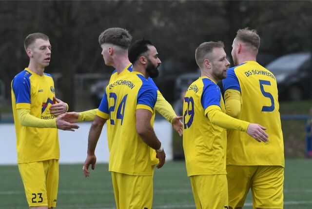 Spieler von Spvg Schwerin klatschen sich ab