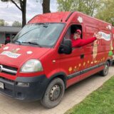 Der Hertener Sozialpädagoge Heiko Schuler sitzt in einem roten Transporter, der mit Figuren und dem Schriftzug „Der Spielkäfer“ bemalt ist.
