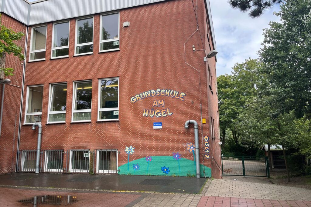 Der ehemalige Standort der Grundschule am Hügel (Am Hügel 6). Der ehemalige Standort der Grundschule am Hügel (Am Hügel 6).