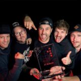 Freude über die Trophäe: Electric Callboy feiern den Einstieg mit dem neuen Album „Tekkno“ auf die 1 der deutschen Charts.