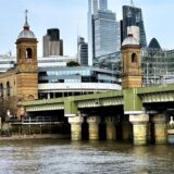 Blick zum Themse-Nordufer mit Cannon Street Station.