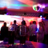 Getränke, bunte Lichter und Menschen an der Bar.