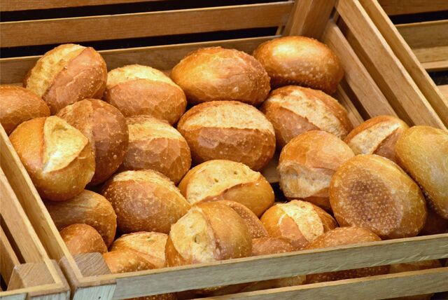 Brötchen in einem Korb