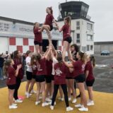 Die jungen Cheerleader der DJK Lenkerbeck machen Akrobatik. Sie tragen rote Shirts.