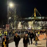 Vor und nach den Spielen wird die Straße Im Rabenloh zu einem Engpass. Fußgänger und Autos sollen durch die neuen Regelungen getrennt werden.