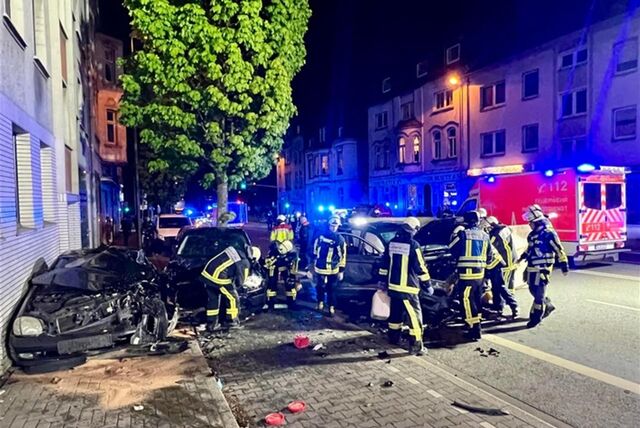 Die Feuerwehr Bochum ist bei einem Unfall in Bochum-Riemke im Einsatz. Autos sind zusammengestoßen.