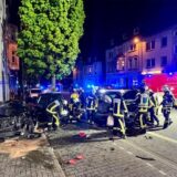 Die Feuerwehr Bochum ist bei einem Unfall in Bochum-Riemke im Einsatz. Autos sind zusammengestoßen.