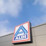 Blick auf ein Logo von Aldi Nord an einem Aldi-Markt.