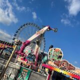 Fahrgeschäfte und Riesenrad stehen auf der Sprödentalkirmes 2024 in Krefeld.