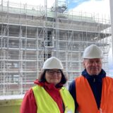 Frank und Katja vor der Wülbecke aus Sickingmühle genießen bei der Rathausbesichtigung den Blick aus luftiger Höhe von Turm I auf Turm II.