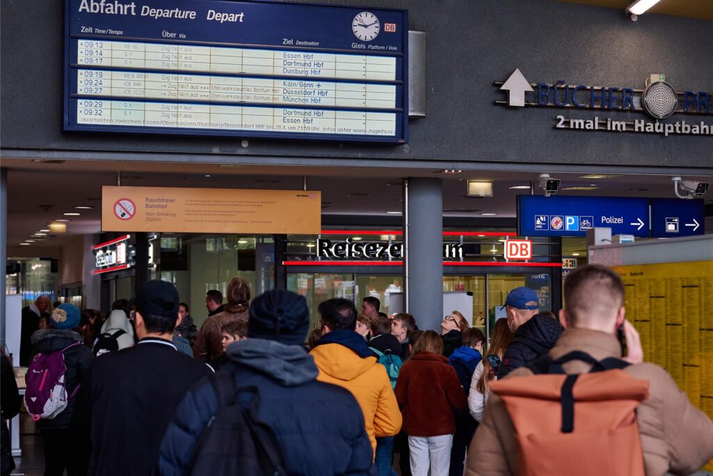 Auf der Anzeigetafel im Hauptbahnhof werden Zugausfälle und Zugumleitungen angezeigt.
