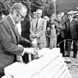 Historisches Foto von der Grundsteinlegung im Freibad Sythen